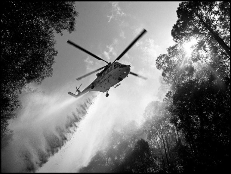 Des hélicoptères bombardiers d’eau mobilisés dans plusieurs incendies en France