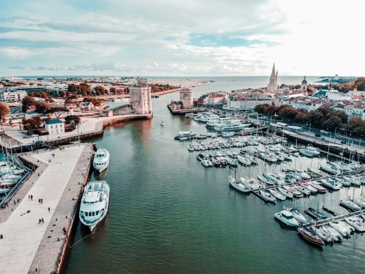 Faire le survol en hélicoptère de La Rochelle : entre îles, fort et ports