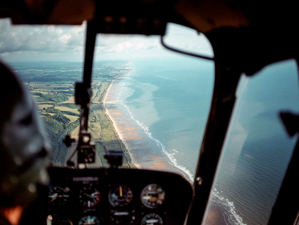 Mon vol en hélicoptère au-dessus des plages du Débarquement en Normandie