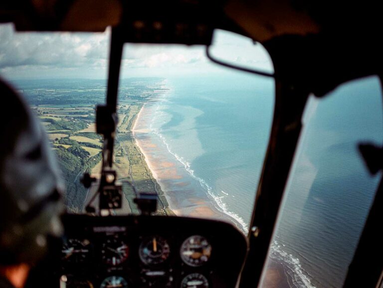 Mon vol en hélicoptère au-dessus des plages du Débarquement en Normandie